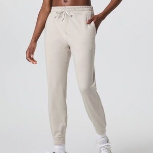 Vuori Performance Joggers in Ecru